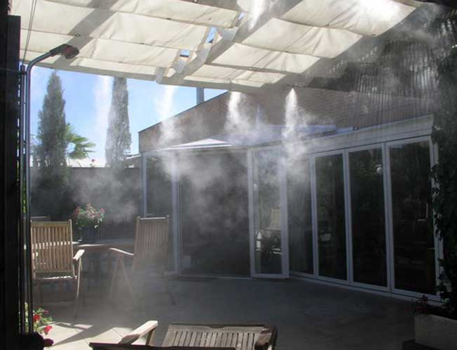 Nebelkühlung auf einer Terrasse Nebelkühlung auf einer Terrasse